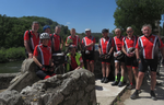 Séjour mai 2023 en Ardéche, les participants avant de manger leur glace!. 3 sorties vélo et visite de la grotte Chauvet. Réussite totale, parcours; météo, hébergement, 