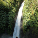 ...Langaan Wasserfall unendeckt von Toursiten in den Bergen bei Munduk