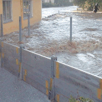 Exemple de barrière rapidement mise en place pour canaliser une inondations lors d'une crue.