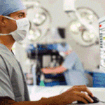 medico y computador, cirugia