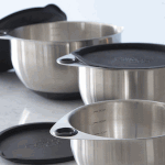 Stapelbare Rühreschüsseln im 3er Satz von Pampered Chef. Mit Gummiboden und Deckeln und zum sicheren festhalten gibt es ein gummiertes Loch in den man den Daumen einlegen kann und somit die Schüssel fest in den Händen hält.
