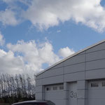 Ansicht von Norden, Garage mit Eternitverkleidung.