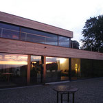 Neubau Einfamilienhaus EFH Wolfhalden, Ansicht Nord mit Abendsonne und Terrasse.