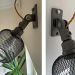 Lampe aus Rohren mit flexiblem Winkel an der Wand