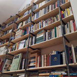 Großes Bücherregal aus Rohren im Industrial Style, Wandregal für Bücher aus Wasserrohren