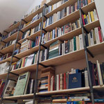 Großes Bücherregal aus Rohren im Industrial Style, Wandregal für Bücher aus Wasserrohren