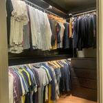 Begehbarer Kleiderschrank aus Rohren