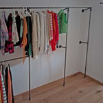 Offener Kleiderschrank aus Rohren im Industrial Style.