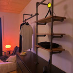 DIY Kleiderstange aus Rohren mit Regal auf Kommode