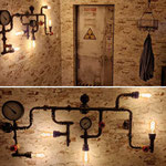 Rohrlampe an der Wand im Industriestil 