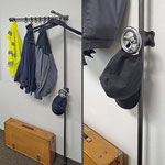 Its all about the details. Büro-Garderobe aus Rohren mit Kleiderhaken aus einem industriellen Handrad.