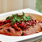 52  水煮牛肉 Shui Zhu Yu---13.50   (Scharf) Rindfleisch auf gebratenem Salat, mit China-Pfeffer, Chili und Öl 
