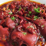 104  麻辣香肘（预定）  Ma La Xiang Zhou( Vorbestellung) ---14.90      Haxenfleisch vom Schwein, mit vielen Gewürzen geschmort,      in einer scharfen Tomatensauce serviert
