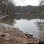 Trockenes Ostufer, im Hintergrund die Baustelle