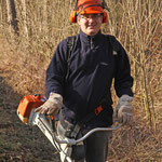 Mit dem Freischneider gegen Dornen, Brennnesseln und hohes Gras