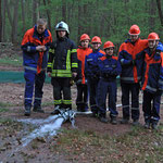 Stolze erfolgreiche Mannschaft am Teich