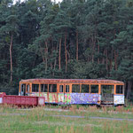 Ausrangierte Straßenbahnen vor dem Naturschutzgebiet