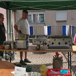 Es gibt leckere Steaks und Würstchen vom Grill.