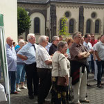 Viele kamen zur Glockenversteiferung um 13.00 Uhr.