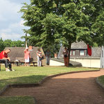 Fronleichnamsgottesdienst am Hoche-Denkmal mit Pater Chigozie.