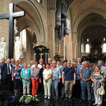 Ein Gruppenfoto um Abschluss mit dem Domorganisten und der Domorgel im Hintergrund.