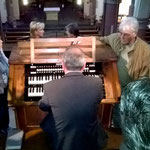 Dr. Theobald führt die Orgel mit der wiederhergestellten pneumatischen Traktur vor.
