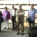 Begrüßung durch Dr. Theobald und Besichtigung des Holzlagers.