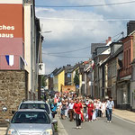 Prozession auf der Hauptstraße.