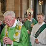 Festlicher Einzug des Jubilars Georg Frorath beim Pontifikalamt zum Goldenen Pristerjubiläum.