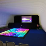 Tente XXL + plancher lumineux + projecteur = combo parfait pour danser 