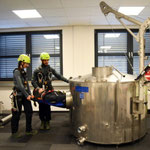 Personen bei der Behälterbergung im Schulungszentrum der SeilTechnikUlm GmbH