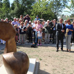 Aufstellung der Skulptur „C“ im Park Jostensbusch in Neuss im Juni 2020 mit Bürgermeister Reiner Breuer