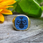 Handgefertigter Herrensiegelring aus Gelbgold in modernem Design mit einem Lagenstein und Wappen-Handgravur.