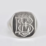 Handgefertigter Siegelring aus massivem Platin mit einer feinen, individuell gestalteten Monogramm-Handgravur.