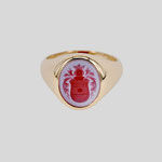 Handgefertigter Siegelring aus Roségold, gefasst mit einem roten Lagenstein und Wappen-Handgravur.