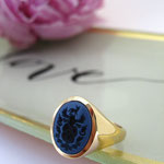 Handgefertigter Siegelring aus 750er Gelbgold, gefasst mit einem blauen Lagenstein und einer feinen Wappen-Handgravur.