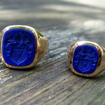 Handgefertigte Trauringe als Siegelringe aus Gelbgold, gefasst mit tiefblauem Lapislazuli und feiner Wappen-Handgravur.