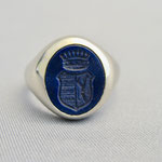Handgefertigter Siegelring aus Silber, gefasst mit einem tiefblauen Lapislazuli und feiner Wappen-Handgravur