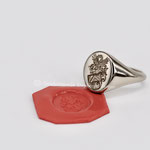 Handgefertigter Wappenring aus Weißgold ohne Stein mit graviertem Wappen