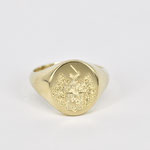 Handgefertigter Siegelring aus massivem Gelbgold mit einer feinen, direkt in das Gold eingearbeiteten Wappen-Handgravur.