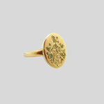 Handgefertigter, filigraner Siegelring aus Gelbgold mit einer detailgetreuen Wappen-Handgravur.