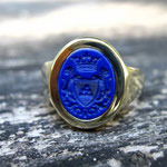 Handgefertigter Wappenring, gefasst mit einem tiefblauen Lapislazuli-Edelstein und feiner Wappen-Handgravur.