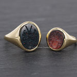 Handgefertigter Siegelring mit grünen Jaspis und roten Granat, klassisches Design