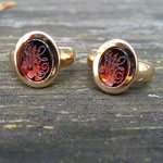 Handgefertigte Trauringe als Siegelringe aus Roségold, gefasst mit tiefroten Granat-Edelsteinen und feiner Monogramm-Handgravur.