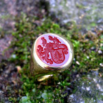 Handgefertigter Herrensiegelring aus 750er Gelbgold mit einem rot-orangen Karneol und feiner Wappen-Handgravur.