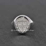 Eleganter handgefertigter Siegelring aus Weißgold mit zeitlosem Design