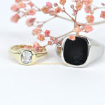 Trauringe als Siegelringe aus Gelbgold und Platin mit individuell gravierten Initialen, ein Damenring mit Topas und ein Herrenring mit Onyx, handgefertigte Unikate der Goldschmiede Stephanie Berger.