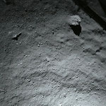 Aufgenommen am 12.11. durch Philae's ROLI-System beim Anflug auf den Kometen aus ca. 40 Metern Höhe. Der Felsbrocken rechts oben ist ca. 5 Meter groß. (Credit: ESA/Rosetta/Philae/ROLIS/DLR)