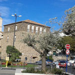 La tour Carrée sous le ciel bleu de provence
