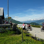 Pausen mit Erfrischung auf der Alp.